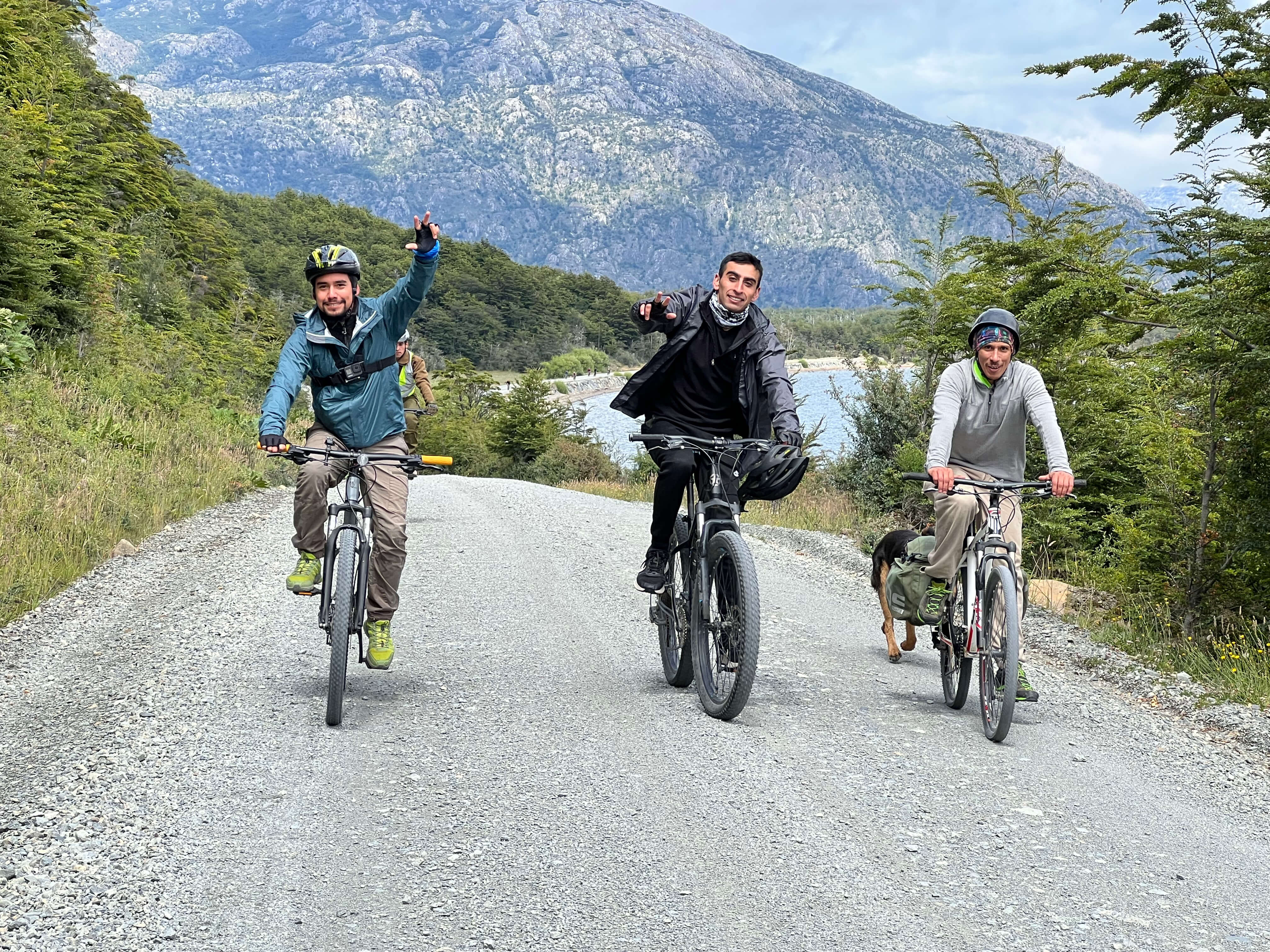 Cicloturistas en ebikes junto al lago Cisnes, Carretera Austral, Villa O'Higgins