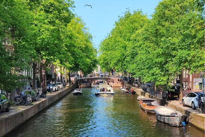 Canal view to discover during the scavenger hunt in Amsterdam