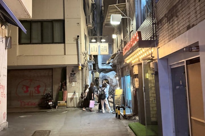 Looking for something fun to do tonight in Seoul?  Step out and experience a fun Seoul night with fellow travelers. Join us for a relaxed 2-