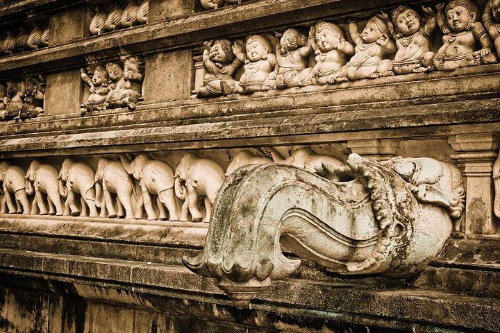 Kelaniya Temple carvings