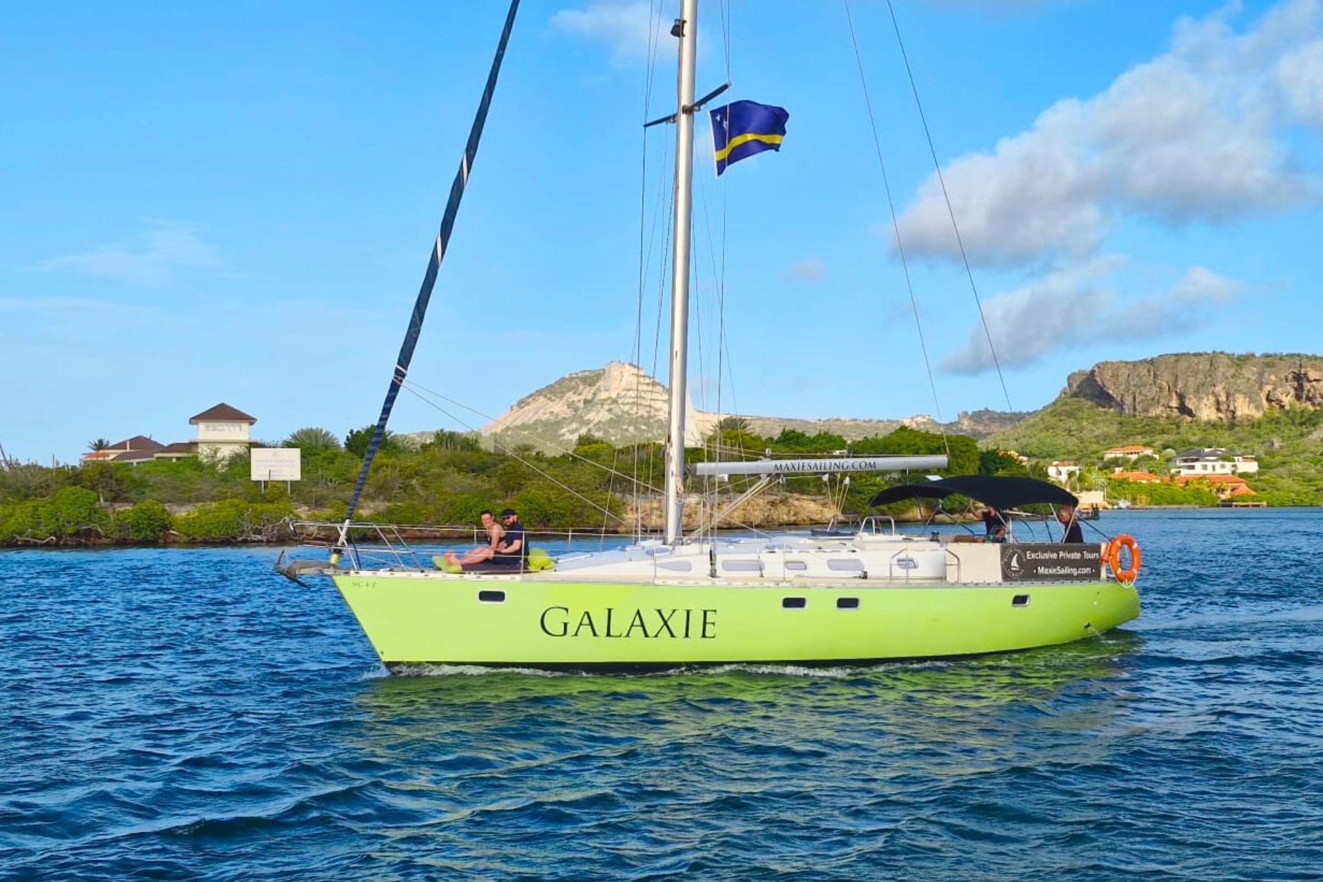 Lovely couple enjoying Spanish Waters on a private cruise in Curacao with Maxie Sailing