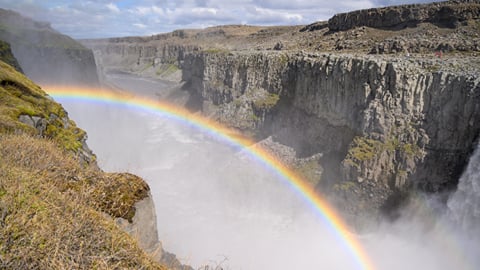 Dettifoss: east bank or west bank?