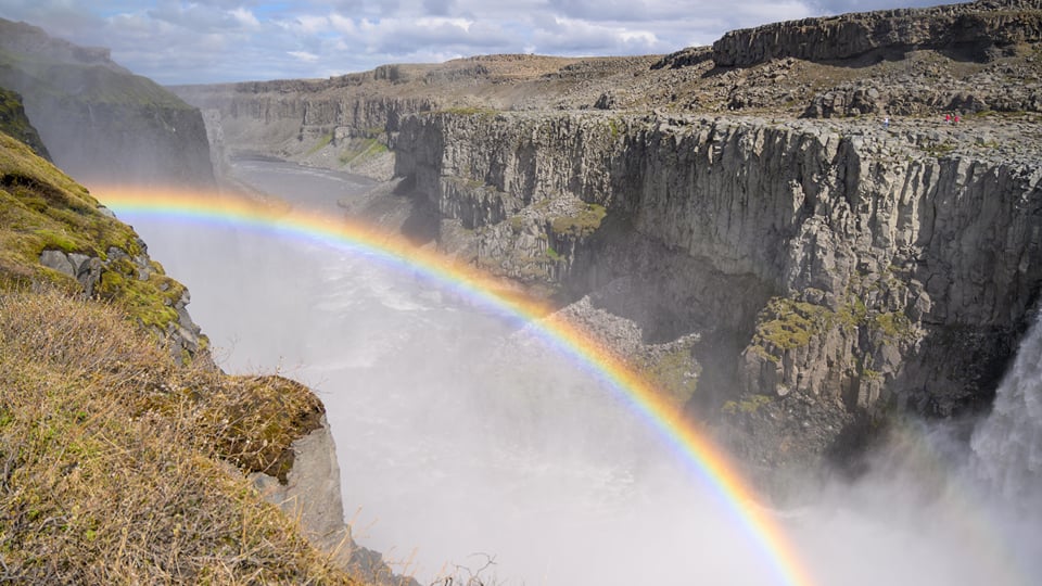 Dettifoss: east bank or west bank?