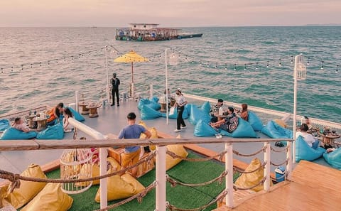 Pattaya : Tappia Floating Cafe Admission Ticket