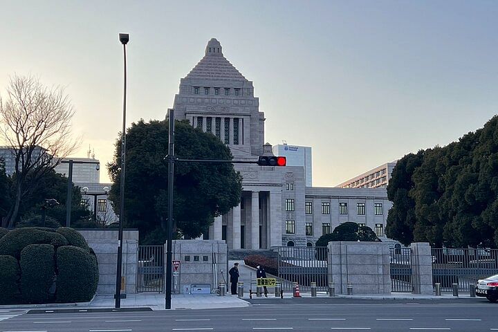 Small Group Walking Tour around Imperial palace and Hie Shrine