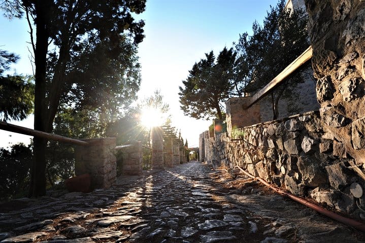 Santorini 5 Hour Private Oia Tour & Lunch/Dinner at a Local Farm