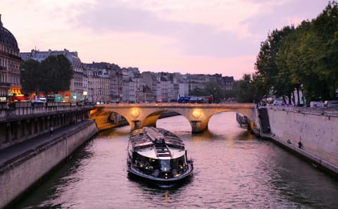 Paris and Nice Rail Tour: 6 Days of Culture and Relaxation