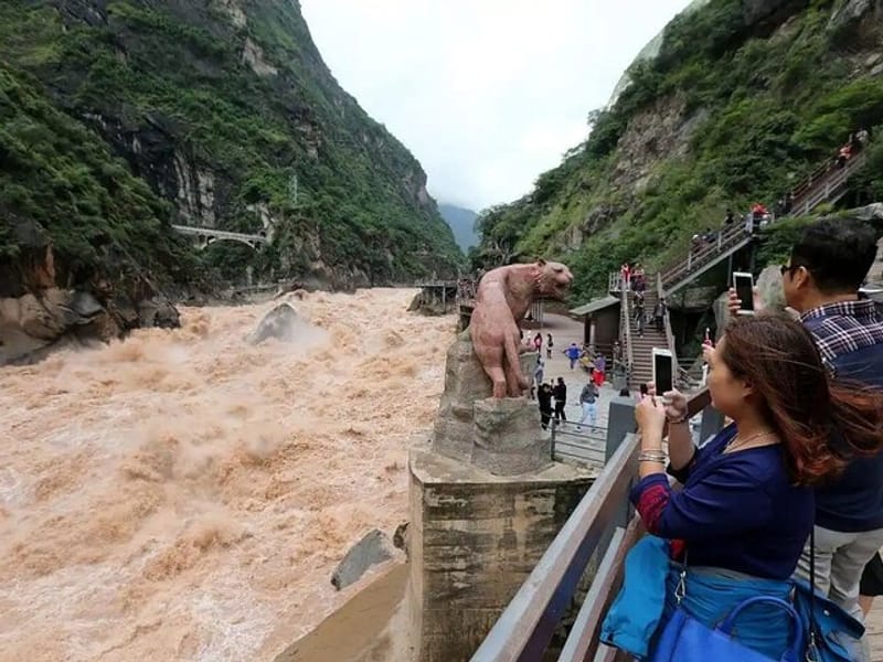 Lijiang to Shangri-La Scenic Drive Tour with Tiger Leaping Gorge