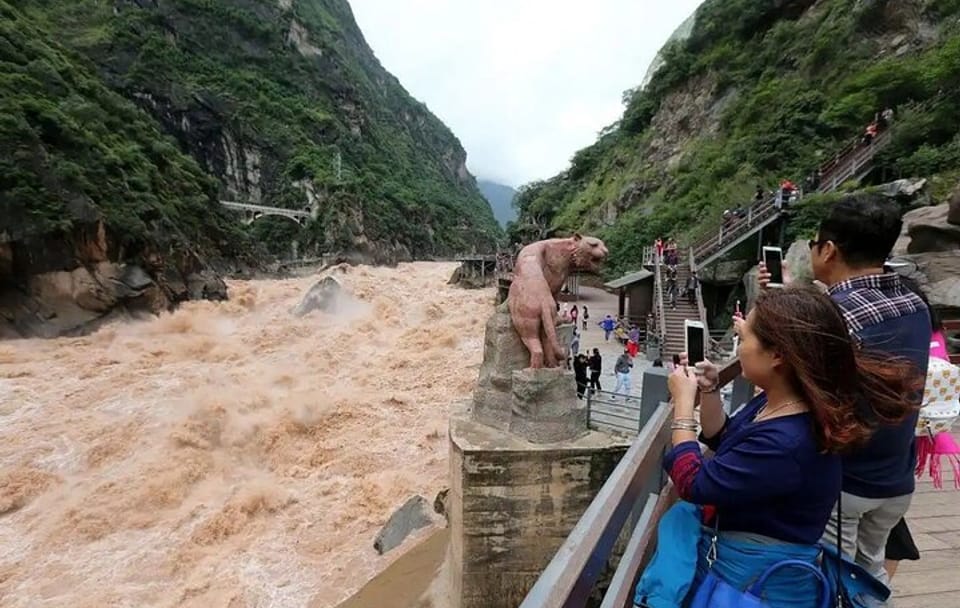 Scenic Drive from Lijiang to Shangri-La via Tiger Leaping Gorge