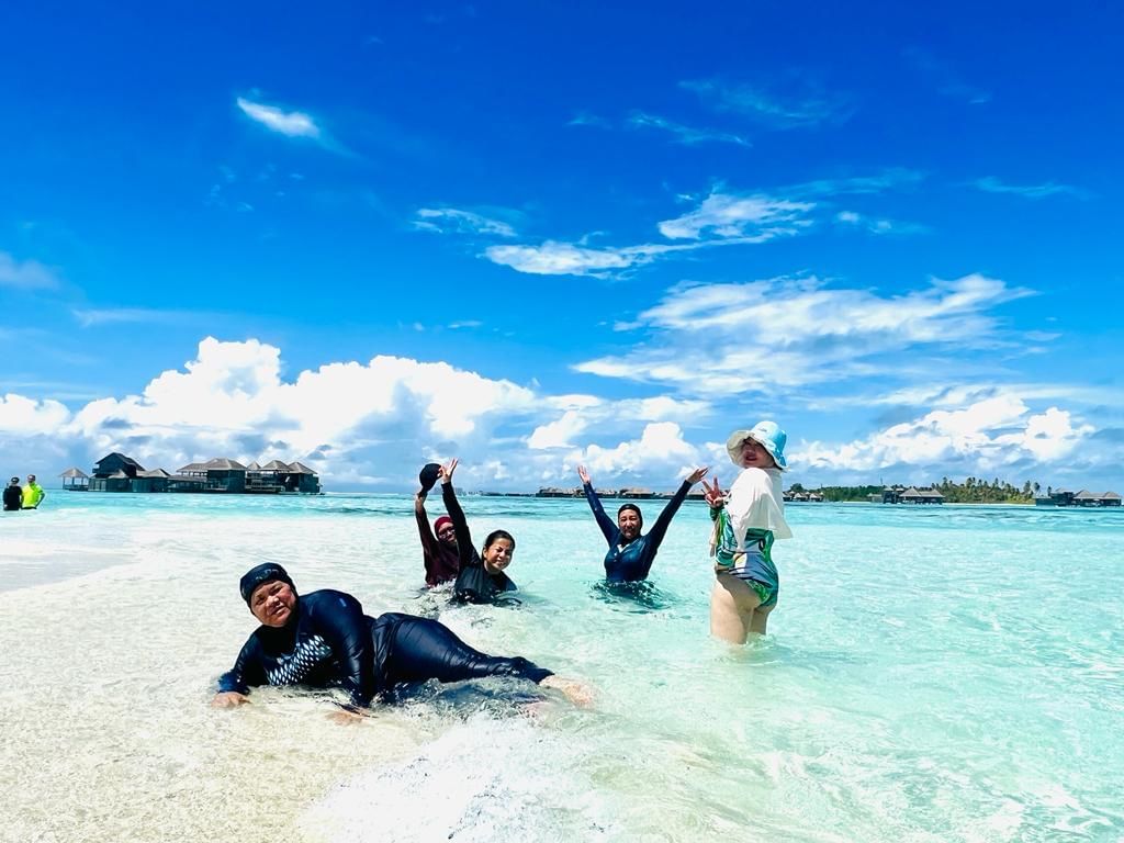 Maldives Dolphin Cruise, Sandbank Adventure & Local Island Tour