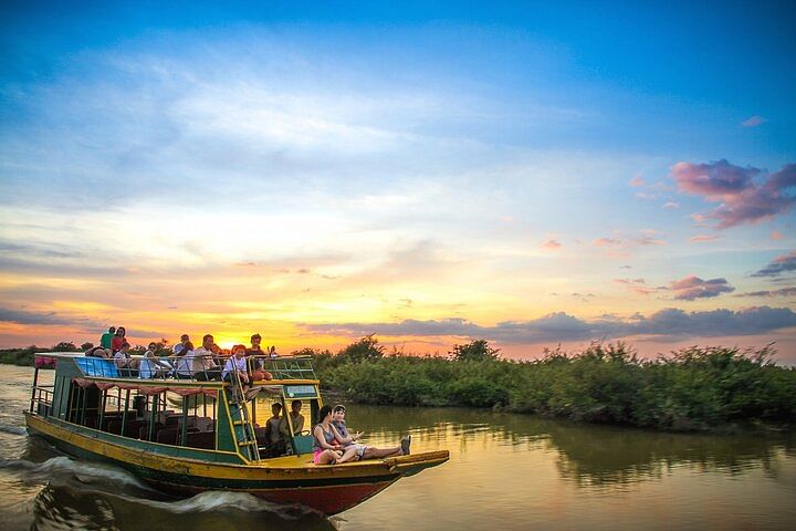 Private Wooden Boat Tour from Battambang to Siem Reap via Tonle Sap Lake