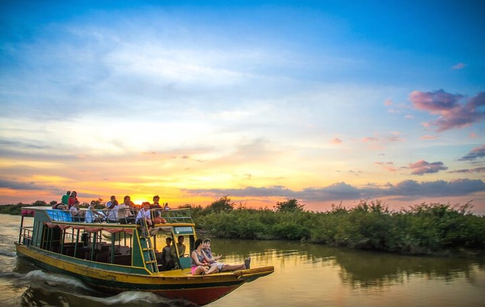 Private Boat Tour from Battambang to Siem Reap on Tonle Sap Lake