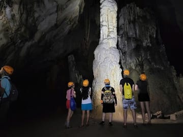 Paradise Cave and Mooc Spring Guided Tour from Dong Hoi