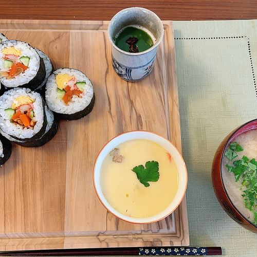 Tokyo: Sushi roll and side dish cooking experience