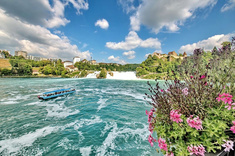 As Cataratas do Reno, com o barco a caminho do rochedo.