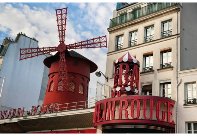 Paris: Private Montmartre Walk from Moulin Rouge to Sacré-Cœur