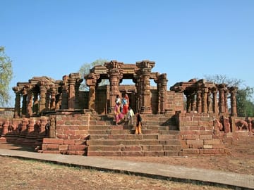 Omkareshwar Temple and Asirgarh Fort Day Tour from Indore