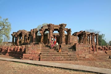 Omkareshwar Temple and Asirgarh Fort Day Tour from Indore