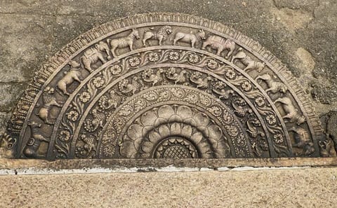 Anuradhapura and Aukana Day Tour from Polonnaruwa