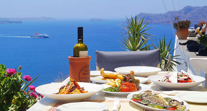 The are plenty of options for a delicious lunch in Santorini