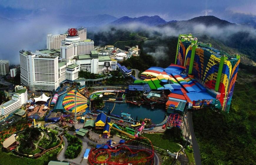 حد أكبر الفنادق في العالم، يتميز بتصميمه الفريد والملون  إقامة ممتعة وسط الجبال مع خيارات ترفيهية رائعة