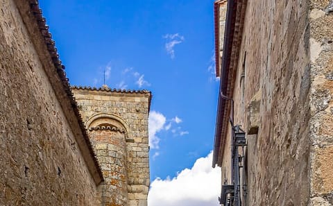 Explore Trujillo's Historic Palaces and Medieval Castle