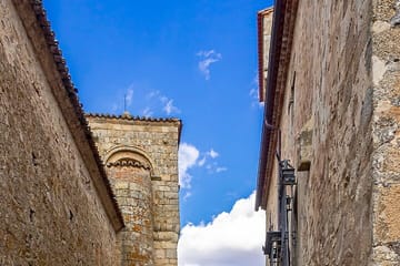 Explore Trujillo's Historic Palaces and Medieval Castle