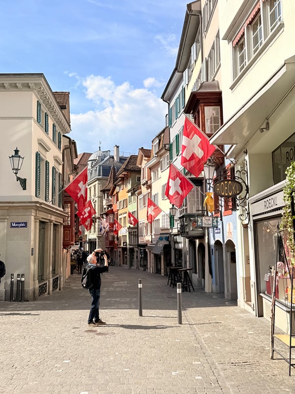 Uma rua da cidade velha com as bandeiras dos cantões.
