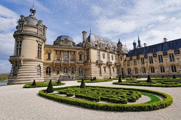 Private 2-Hour Walking Tour of Chantilly's History and Architecture