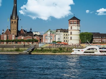 Dusseldorf Essentials: Old Town, Rhine River & Architecture Tour