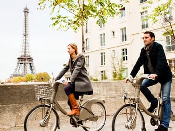 Seine River Bicycle Tour in Paris with Louvre Option