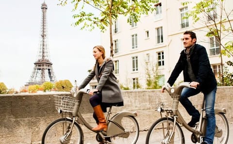 Seine River Bicycle Tour in Paris with Louvre Option