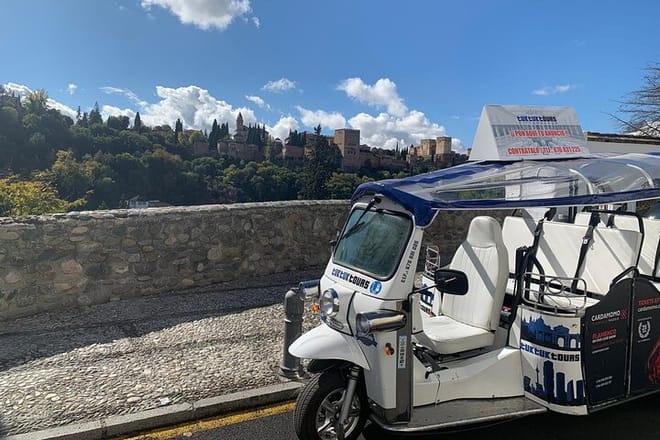 Private Tour in Tuk-Tuk through La Granada de los Reyes Católicos 3