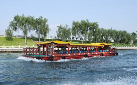 Cruise to Summer Palace with Imperial Meal Experience and Panda House Visit
