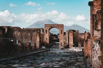 Pompeii and Naples Tour with Street Food Tasting