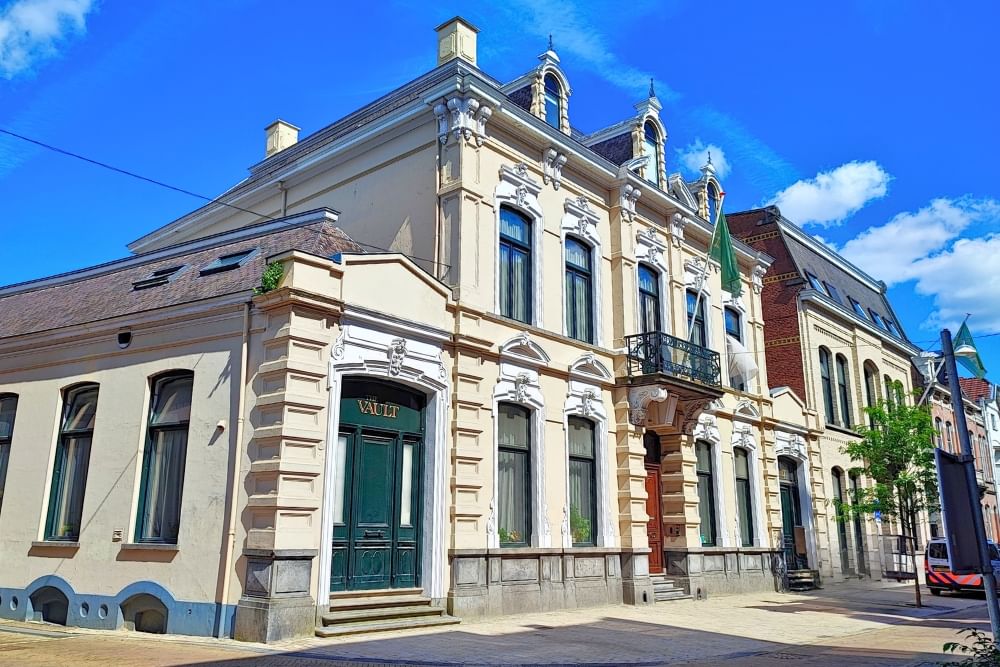 Street view of monumental building at stationstraat during the outdoor detective game tour in Tilburg.