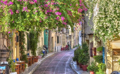 Explore Athens and Kalabaka on a Guided Spanish Tour