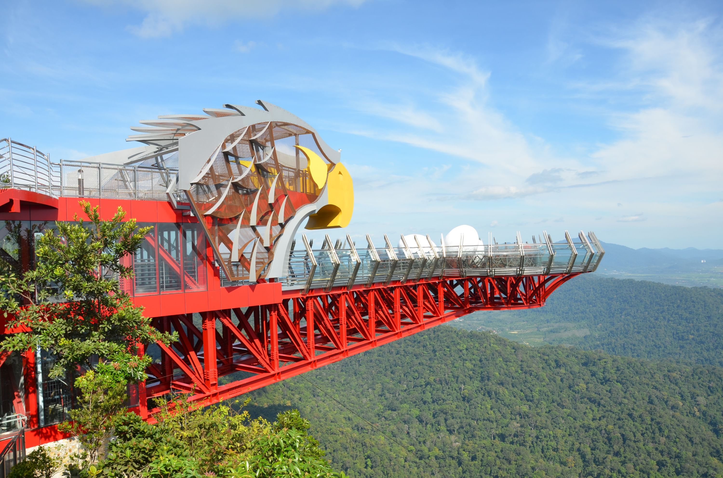 جسر معلق مذهل يوفر إطلالات بانورامية على الجزيرة