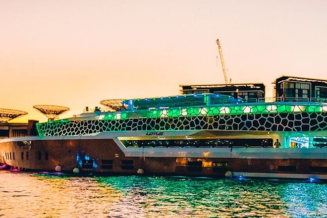 Crucero con cena en megayate Lotus