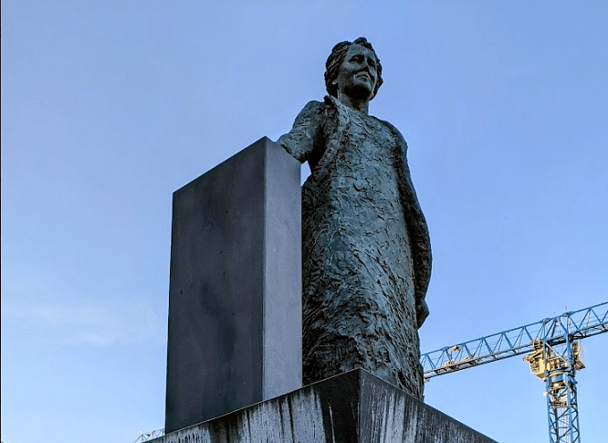 A picture of a statue of Ingibjörg H. Bjarnason in Reykjavik