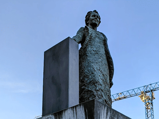 A picture of a statue of Ingibjörg H. Bjarnason in Reykjavik
