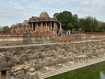 Private Bus Tour of Modhera Sun Temple and Rani ki Vav