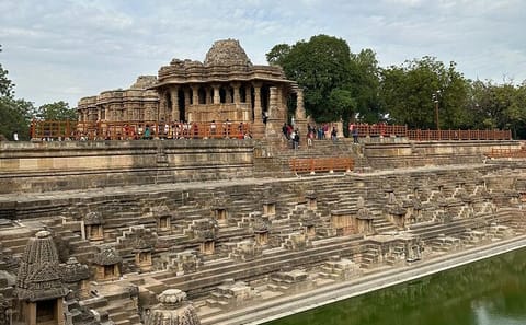 Private Bus Tour of Modhera Sun Temple and Rani ki Vav