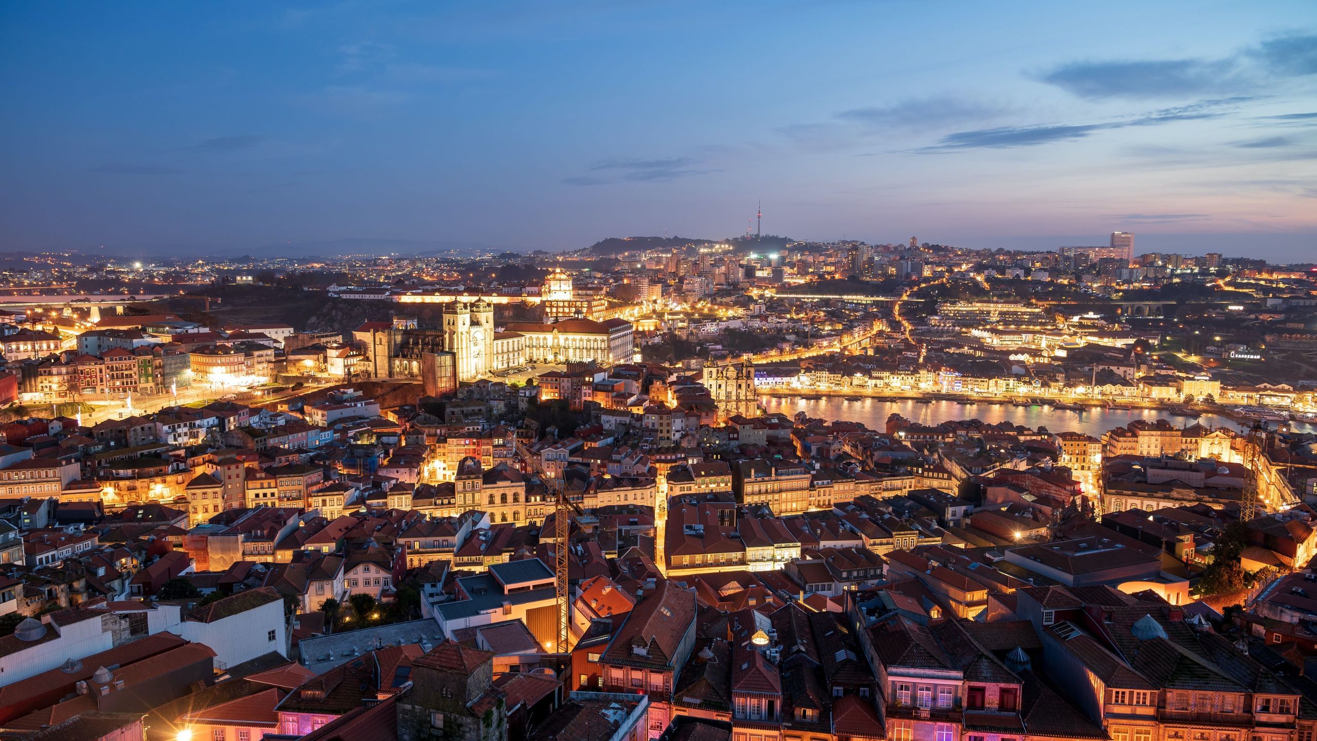 Image of Porto after sunset, capturing the atmosphere of our Fado Dinner Show and Night Tour with Cooltour Oporto