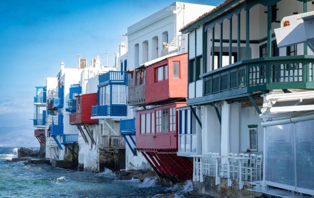 Häuser am Meer auf Mykonos mit Blick auf die Ägäis mit traditioneller kykladischer Architektur und Küstenblick