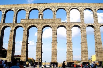 Private Walking Tour of Segovia's Aqueduct, Cathedral, and Alcázar