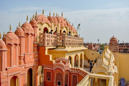 Colors of Jaipur: Sightseeing & Shopping Tour from Delhi