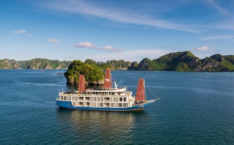 Verdure Lotus Classic Cruise in Halong Bay & Lan Ha Bay (2D1N)