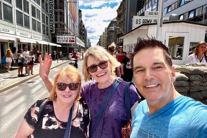 Welcome or Farewell Sightseeing Taxi Tour Berlin City with Transfer from or to the Airport about 2-4 h