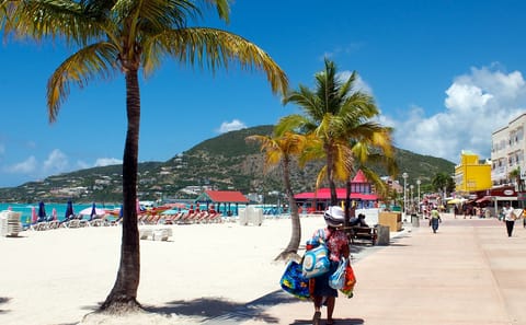 Philipsburg Party Bus Tour with Sightseeing and Beach Stops